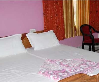 https://imgcld.yatra.com/ytimages/image/upload/t_hotel_yatra_city_desktop/v1432544128/Domestic Hotels/Hotels_Bhubaneshwar/Hotel Avion Inn/Bedroom-1.jpg